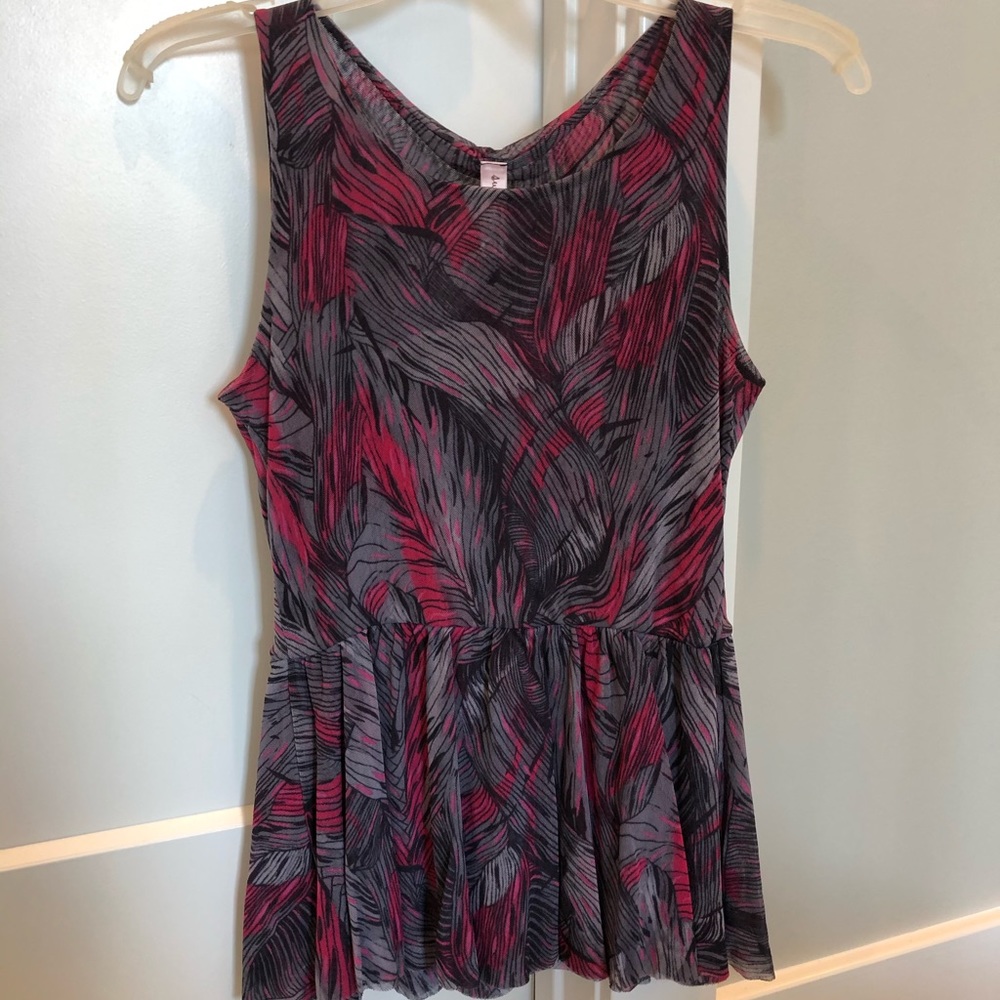 Sleeveless pattern peplum top